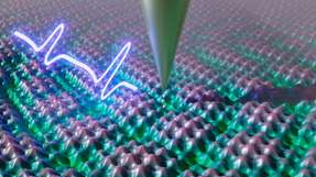 Die Messspitze des zeitauflösenden Rastertunnelmikroskops erfasst durch ultraschnelle Terahertzpulse die kollektive Elektronenbewegung.