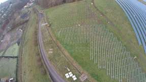 Solarkraftwerk im Bau: Im thüringischen Bad Salzungen errichtet Pfalzsolar ein Photovoltaik-Kraftwerk auf einer stillgelegten Deponie. Es soll im Januar 2016 ans Netz gehen.