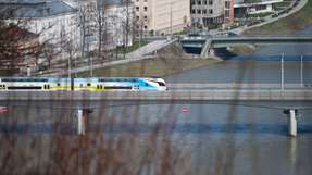 Zug der Westbahn im Einsatz: Er wird jetzt von der Energie-Allianz Austria mit Strom versorgt.