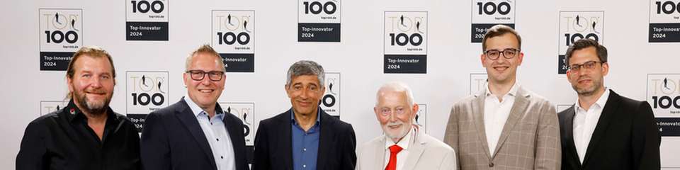 Preisverleihung TOP100: Bluhm erhält eine Auszeichnung.