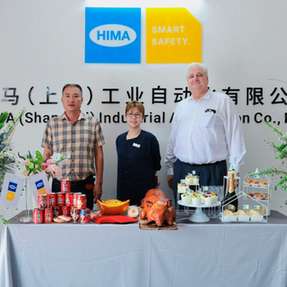 Zeremonie anlässlich der Eröffnung des Zhanjiang Service Center von
HIMA in China / (v.l.n.r.:) Xie, Jianfei (Lokaler Bürgermeister), Zhou, Yao (Managing Director, HIMA China), Peter Sieber (Vice President Strategic Marketing, HIMA Group) 