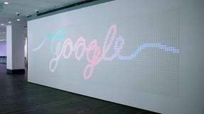 Es füllt ein ganze Wand, hat 5.880 einzelne Knöpfe und steht mitten in New York: Im Google-Büro steht ein interaktives Display