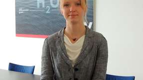 Von der Karate-Meisterin zur Chemie-Expertin: Wie Dr. Jenny Barbier bei Lanxess durchstartet 
                        
                        
                          Jenny Barbier in der Lanxess-Zentrale. Um Kunden zu beraten, die Ionenaustauscher etwa bei der Soleaufbereitung einsetzen wollen, ist die Jungchemikerin weltweit unterwegs.
