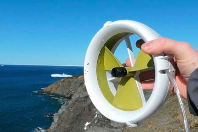 Seaformatics: Eine Mini-Turbine für die Hosentasche spendet Strom mit Hilfe von Wind, Wasser und Muskelkraft.