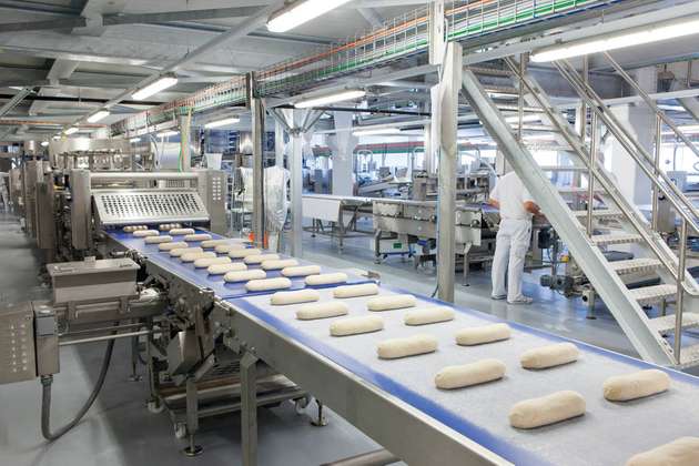 Über 60.000 Tonnen Brot und Brötchen werden in der Großbäckerei in Schafisheim jährlich produziert. Über 600 Mitarbeiter sind dafür tätig. 