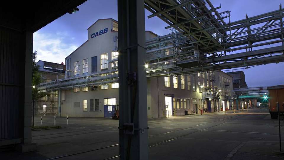 Blick auf ein Produktionsgebäude der Cabb am Standort Gersthofen