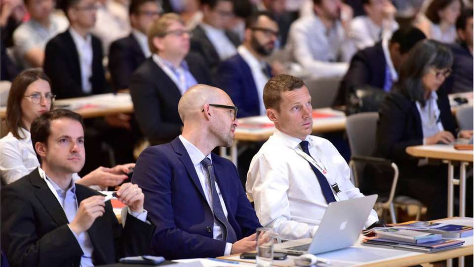 Konferenz verbindet vier Energiefachmessen Der The smarter E Award zeichnet Leistungen aus, die charakteristisch für die Verzahnung aller Kernbereiche der Energiewertschöpfungskette sind.