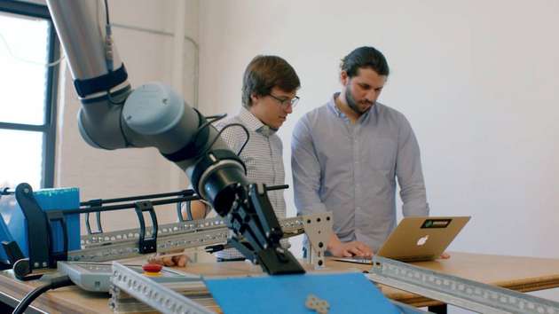 Für Jonathan Schwartz (rechts), den CPO, und Max Friefeld, den CEO von Voodoo Manufacturing, war es ein Rennen gegen die Zeit, einen Roboterarm zu finden, der in den Drucker-Cluster integriert werden konnte.