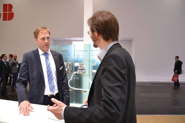 Welche zusätzlichen Funktionen Steckverbinder übernehmen können, zeigte Andre Beneke (links, im Bild im Gespräch mit E&E Managing Editor Florian Streifinger) auf der Hannover Messe.