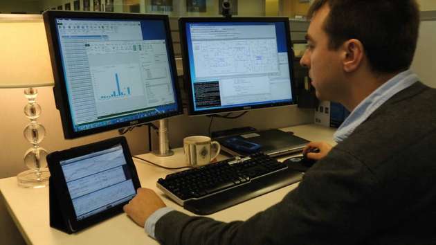 Abbildung 2: Ein Mitarbeiter überwacht die Anlagenprozesse am Computer.