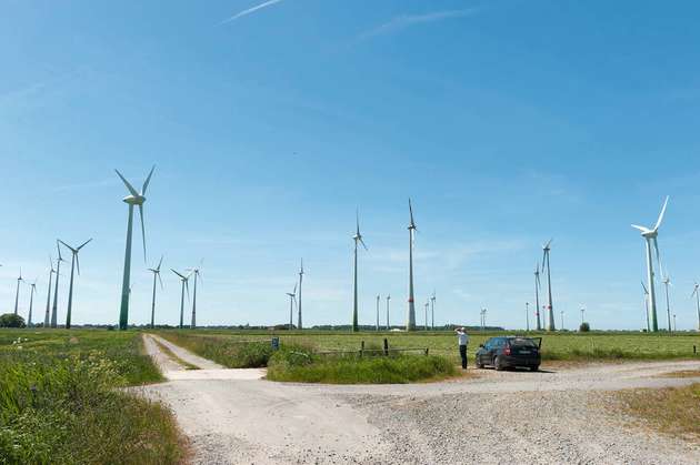 Die Turbinen des Windparks Nenndorf bei Aurich können dank einer neuen Steuereinheit bei Flugmanövern einfach abgeschaltet werden. So stören die Anlagen nicht das Radar der Militärflugplätze.