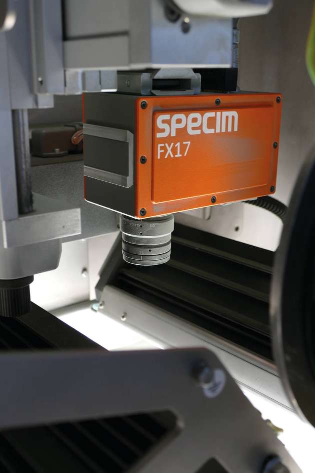 Eine Hyperspektralkamera, die mit den eingesetzten Halogenstrahlern in ein Edelstahlgehäuse integriert ist, nimmt Bilder der Käseverpackungen auf. 