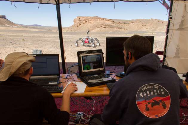 Experimente in der Wüste: Die Forscher testeten mithilfe des DFKI-Rovers die in den EU-Projekten entwickelten Technologien.