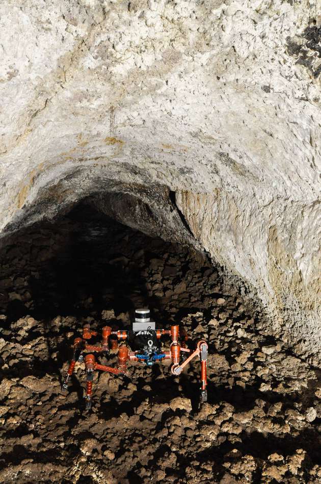 Der sechsbeinige Laufroboter CREX erkundet eigenständig eine Lavahöhle auf Teneriffa.