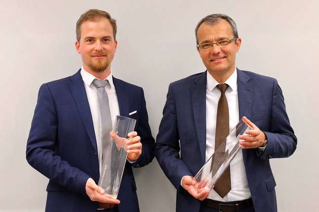 Nach Erhalt des erstmals vergebenen Anton-Paar-Forschungspreises (von links nach rechts): Johannes Paul Waclawek und Bernhard Lendl.