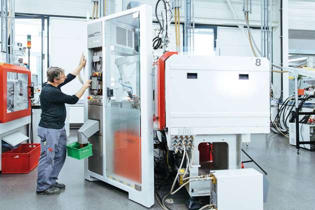 Mit der Roboterzelle Flexobot wird während der Produktion Besteck automatisiert aus der Spritzgussmaschine entnommen.