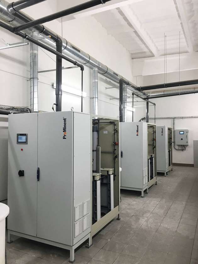 In den Prager Wasserwerken erzeugen drei Elektrolyseanlagen ChlorInsitu III  Natriumhypochlorit mit je einer Leistung von je 2.500 g/h mit einer geringen Verschleppung von Kochsalz (85 Prozent Ausbeute) aus der Membranzelle ins Endprodukt.