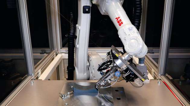 Der Ruhlamat-Drahtlegekopf wurde mit einem Roboter von ABB kombiniert. Dieser ist mit einer Druckkontrolle ausgestattet, die es erlaubt, Unebenheiten oder Abweichungen zwischen Werkteil und 3D-Kontur auszugleichen.