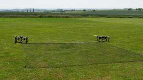 Die beiden Drohnen wiegen inklusive Netz zusammen etwa acht Kilogramm.