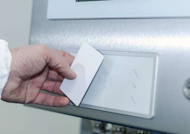 Integrierte RFID-Reader sorgen bei HMI-Systemen für die schnelle und sichere Zugriffskontrolle – selbst im Ex-Bereich.