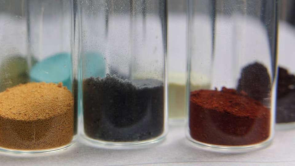 Heterogene Katalysatoren werden oft in Pulvern eingesetzt, da dieses nach der Reaktion zu Boden sinkt und die Abtrennung des Katalysators stark vereinfacht.
