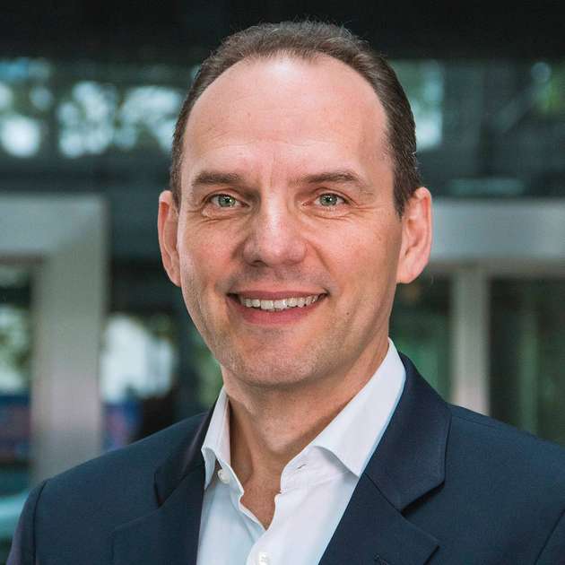 Ralf Bühler, CEO, Conrad Electronic: Insbesondere für Embedded-Entwickler wird 2021 bezogen auf die Supply Chain spannend, und es ergeben sich Chancen, neue Wege zu gehen: Anlässlich umfassender Digitalisierungsmaßnahmen setzen Unternehmen vermehrt auf Embedded-Produkte. Die Folge: Die Verfügbarkeit etablierter Komponenten ist nicht immer gewährleistet, gegebenenfalls müssen andere Hersteller einbezogen werden. Glücklicherweise sind in den letzten Jahren im Embedded-CPU- und zum Beispiel mit Nvidia auch im Embedded-Board- oder Computer-Segment vielversprechende Lieferanten hinzugekommen. Dementsprechend bietet auch Conrad ein ständig wachsendes Sortiment und unterstützt mit seinem umfangreichen Beschaffungsservice.