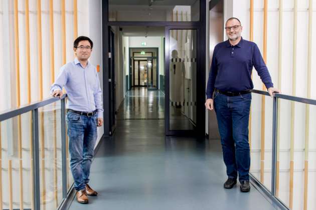 Waren entscheidend an der Entwicklung des neuen Verfahrens beteiligt: Chemiker um Dr. Baoxiang Peng (links) und Prof. Dr. Martin Muhler.