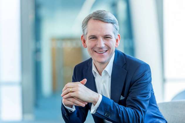 Peter Körte, CTO von Siemens
Peter Körte ist seit Februar 2020 Chief Strategy Officer von Siemens und seit Oktober 2020 zusätzlich Chief Technology Officer. Er verantwortet die Entwicklung der Konzernstrategie sowie die Digitalisierung und den Aufbau des industriellen Internet der Dinge. Nach seiner Tätigkeit bei der Boston Consulting Group begann seine Laufbahn bei Siemens 2007 in der Konzernstrategie. 2011 wechselte er in die Medizintechnik, wo er leitende Funktionen in der Diagnostik innehatte. Körte ist Diplom-Wirtschaftsingenieur der Universität Karlsruhe, promovierte an der WHU Otto Beisheim School of Management und absolvierte das General Management Program der Harvard Business School.