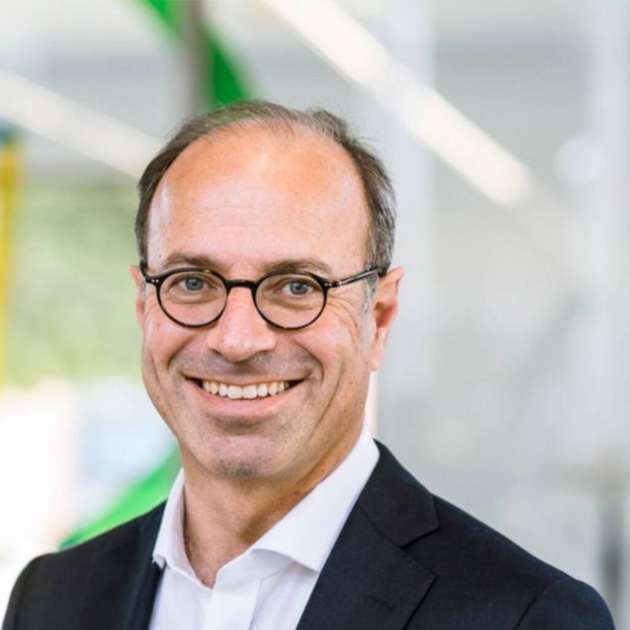 Prof. Dr. Ulrich Hermann, Mitglied des Verwaltungsrates von Next.e.GO Mobile
Mit seinem Schwerpunkt auf der digitalen Transformation und neuen Geschäftsmodellen kann Ulrich Hermann eine starke Erfolgsbilanz als CEO und Vorstandsmitglied aus verschiedenen Branchen vorweisen. Als Mitglied des Verwaltungsrats von Next.e.GO Mobile kommt Hermann in einer Phase zum Unternehmen, in der sich der Elektrofahrzeughersteller e.GO Mobile von einem Pionier- zu einem Wachstumsunternehmen weiterentwickelt. Während die etablierte Autoindustrie nahezu weltweit in Transformationsprojekten gefangen ist, in der Strukturen aus ihrer derzeitigen Produktions- und Produktzentrierung umgestaltet werden sollen, kann sich Hermann vollständig den Anforderungen eines digitalen nutzerzentrierten Geschäftsmodelles widmen. Als ausgewiesener Fachmann im Bereich der digitalen Vertriebskanäle sowie im Software- und Servicegeschäft ergänzt er damit ein exzellentes Team, das mit Sitz auf dem RWTH-Aachen-Campus das Netzwerk aus Wissenschaft und Wirtschaft nutzt, um die Mobilität der Zukunft neu zu gestalten. Zuvor war der ausgewiesene Digitalisierungsexperte als Vorstandsmitglied bei den Heidelberger Druckmaschinen für die digitale Transformation des global agierenden Maschinenbaukonzerns zuständig. Er leitete zudem den globalen Vertrieb, die Sparte Digitalgeschäft, Software und Services von Heidelberg. Auch als CEO von Wolters Kluwer in Deutschland und Mitteleuropa hat er sich mit dem Aufbau von Digitalgeschäft befasst. Der Konzern hat sich in seiner Zeit innerhalb von zehn Jahren von einem traditionellen Verlagshaus zu einem reinen Systemanbieter für Informationslösungen gewandelt. Zuvor bekleidete Hermann CEO-Positionen beim Süddeutschen Verlag und Bertelsmann. Er studierte Maschinenbau an der RWTH Aachen und am MIT in Cambridge, promovierte 1996 in St. Gallen zum Doktor der Betriebswirtschaftslehre und ist heute Honorarprofessor an der Universität Allensbach, derzeit mit Kursen zur digitalen Unternehmenstransformation.