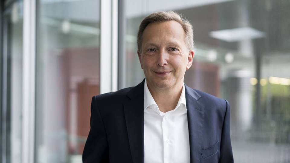 Dr. Martin Schumacher ist Country Managing Director für Deutschland, Österreich und die Schweiz bei Hitachi Energy. Bevor die Sparte in das Joint Venture mit Hitachi eingebracht wurde, war Schumacher Mitglied im Vorstand der ABB AG, Mannheim, zuständig für die Energietechnik.