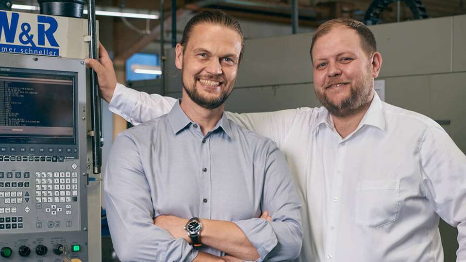 Florian und Tim Schlachtenrodt, Geschäftsführer von Alutronic Kühlkörper, vereinen Ausbildungen im kaufmännischen Bereich, Wirtschaftswissenschaften, Umwelttechnik und Heilberufen. Nach Stationen im Elektronikhandel, in internationalen Konzernen und in der Landwirtschaft leiten sie nun ihr Familienunternehmen in der zweiten Generation.
