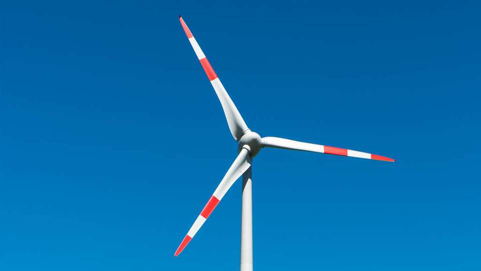 Eine Windenergieanlage wird eine installierte Leistung von rund 5 bis 6 Megawatt haben und einen durchschnittlichen Netto-Energieertrag von etwa 13 Gigawattstunden Windstrom pro Jahr erzeugen. 