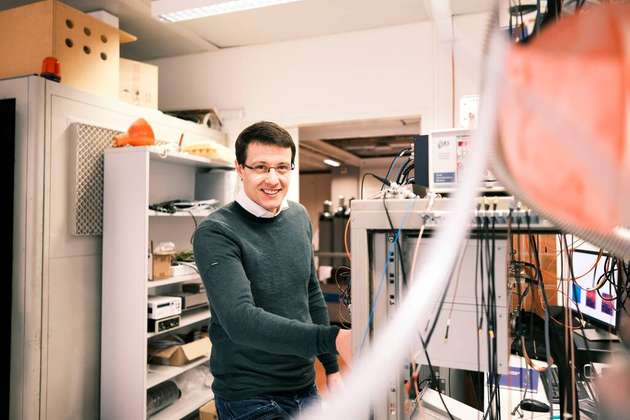 Mickael L. Perrin will mit Hilfe von Graphen-Nanobändern eine Quantenwärmekraftmaschine entwickeln, die bei Raumtemperatur funktioniert.