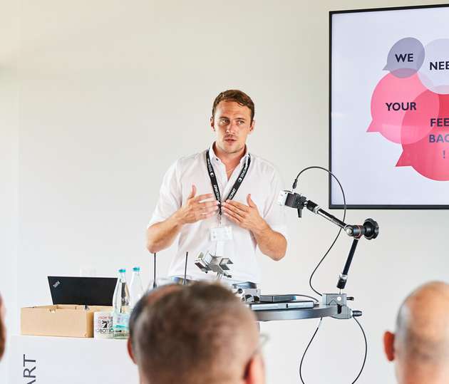 Sebastian Schröer, Leiter Produktmanagement Sensorik, SensoPart Industriesensorik: Mit dem flächendeckenden und standardisierten Einzug von IO-Link in mitunter „einfache“ I/O-Sensorik und der damit verbundenen Möglichkeit der bilateralen Kommunikation, ist der Begriff „smart“ heutzutage in aller Munde. Immer mehr Funktionen, die in der Vergangenheit von der Steuerung oder zusätzlichen Komponenten übernommen wurden, wandern heute in den Sensor. Dies geschieht entgegen der Annahme häufig kostenneutral und wird so für viele potenzielle Anwender immer interessanter. Das Feedback vom Markt zeigt allerdings, dass sich der Wandel zwar stetig, aber sehr latent gestaltet. Einige First Mover haben die weitreichenden Möglichkeiten, die die zusätzlichen Informationen für ihre eigenen Produkte mit sich bringen, erkannt und investieren in diese Technologien. Das gesamte Potenzial ist aber bei Weitem noch nicht ausgeschöpft. Wir bei SensoPart arbeiten täglich daran gewinnbringende Intelligenz in unsere Sensoren zu implementieren und ich kann Ihnen sagen, dass einige unserer Ideen tatsächlich „smart“ sind