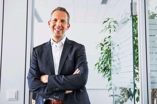 Rainer Brehm, CEO Factory Automation, Siemens Digital Industries: Die Digitalisierung wird durch die Kombination der realen mit der digitalen Welt zu einem entscheidenden Faktor für nachhaltige Industrien. Am Beispiel eines Elektrofahrzeugs zeigen wir unseren ganzheitlichen Ansatz unter Verwendung von Daten und Digitalen Zwillingen für Produkte, Produktion und Infrastruktur für intelligente Ladelösungen, Energie-Spitzenlast-Optimierung sowie das Management von Smart Grids. Außerdem präsentieren wir das offene und dezentrale Netzwerk Estainium sowie die dazugehörige Siemens-Lösung SiGreen. Zusammen hilft es Herstellern, den CO2-Fußabdruck eines Produkts zu quantifizieren und zu verbessern. Neben vielen anderen stellt die Antriebstechnik einen wichtigen Hebel in der Industrie dar, um Energieressourcen einzusparen und CO2-Emissionen zu reduzieren. In dem Zusammenhang zeigen wir Motoren und Antriebssysteme, die Daten intelligent für höhere Effizienz und Anlagenproduktivität nutzen.