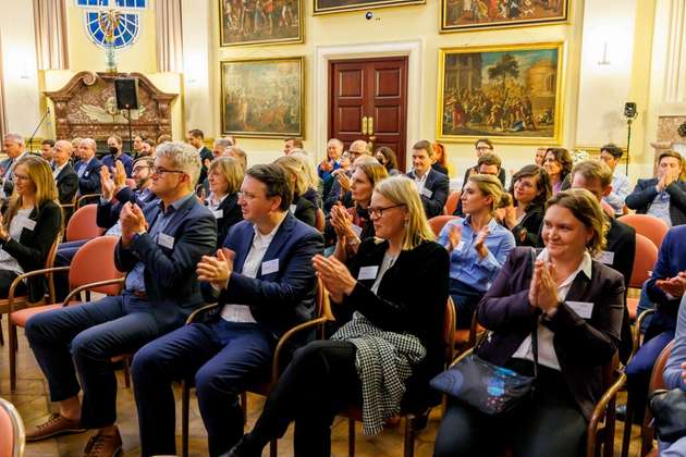 Zur feierlichen Eröffnung des Lamarr-Instituts fanden sich im historischen Rahmen, auf Schloss Birlinghoven in Sankt Augustin, Vertreter und Vertreterinnen aus Politik, Wissenschaft und Wirtschaft zusammen.