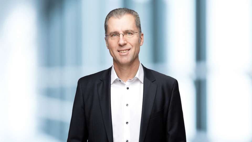 Erst On-Premise, dann Cloud, jetzt Edge?  Das Solutions Architects Team bei German Edge Cloud / Friedhelm Loh Gruppe unter der Leitung von Plamen Kiradjiev sorgt für die nachhaltige Realisierung der Digitalisierung in der Fertigung. Plamens Fokus liegt auf der schrittweisen Einführung der Shopfloor-IT für die nächste Dekade auf Basis von Technologien, wie Factory Edge, Hybrid Cloud und KI, im Kontext existierender Fertigungspraktiken. Er baut auf einer IT-Erfahrung von 27 Jahren, neun davon als IBM Chief Architekt und CTO Industrie 4.0.
