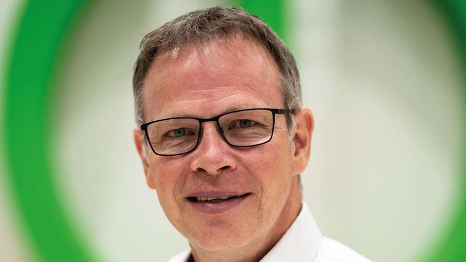 Gerold Göldner ist Head of Marketing Sustainability bei Schneider Electric DACH. Der gelernte Elektroinstallateur mit anschließendem Studium der Elektrotechnik zum Dipl.-Ing. (FH) ist seit mehr als 25 Jahren im Unternehmen. Nach Stationen im Technical Support Center bei Merten und dem Vertriebsinnendienst, war er ab 2006 als globaler Produktmanager für das KNX-Segment tätig. Im Jahr 2008 wechselte Göldner ins deutsche Produktmanagement für das Merten-Portfolio und war anschließend als Produktmanager für den Bereich Installationssysteme tätig. Nachdem er für 10 Jahre die Leitung dieses Bereichs inne hatte, übernahm Gerold Göldner seine heutige Position. Als Head of Marketing Sustainability DACH ist er seit 2022 in den verschiedenen Zielmärkten von Schneider Electric als Botschafter für das Thema Nachhaltigkeit unterwegs.