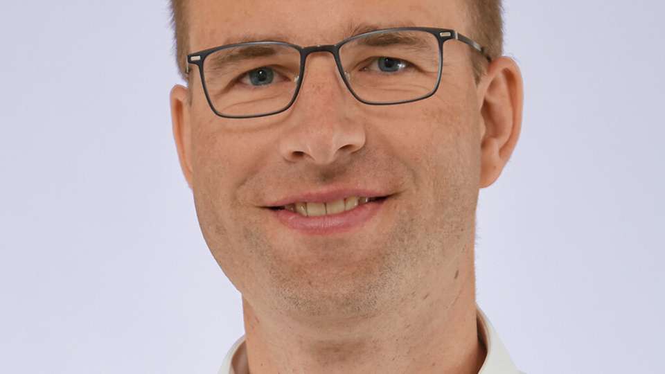 Ulrich Trebbe arbeitet seit über zwölf Jahren im Anlagenbau der Gasindustrie bei Bilfinger. Vor seiner aktuellen Position als Product Manager Wasserstoff hatte er verschiedene Positionen im Projektengineering und Vertrieb inne. In seiner derzeitigen Rolle ist der erfahrene Verfahrensingenieur  für die Geschäftsanbahnung von Wasserstoffprojekten zuständig und entwickelt Strategien zur Erweiterung des Produktportfolios von Bilfinger im Bereich Wasserstoff. Durch seine langjährige Erfahrung im Anlagenbau und seine Kenntnisse der Gasindustrie ist Ulrich Trebbe gut positioniert, um die Herausforderungen und Potenziale im Bereich Wasserstoff zu erkennen und innovative Konzepte zu entwickeln. Mit seinem Team trägt er dazu bei, dass Bilfinger eine führende Rolle bei der Gestaltung der Wasserstoffwirtschaft einnimmt und zur nachhaltigen Entwicklung beiträgt.