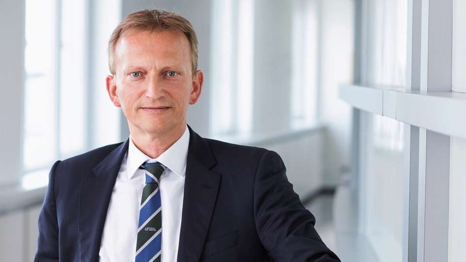 Andreas Evertz ist seit dem 1. Juni 2020 CEO bei Flender. Die Themen Energiewende und Nachhaltigkeit liegen dem Maschinenbauingenieur besonders am Herzen. So gab er für Flender die Vision aus „Der Partner der Wahl für eine nachhaltige Zukunft“ zu sein. Das möchte Evertz nicht nur durch den weiteren Ausbau des Geschäfts mit Antrieben für die Windenergie erreichen, sondern vor allem auch mit einem Fokus auf Energieeffizienz und dem CO2-Fußabdruck in allen Industriebranchen, der eigenen Produktion und den Lieferketten.