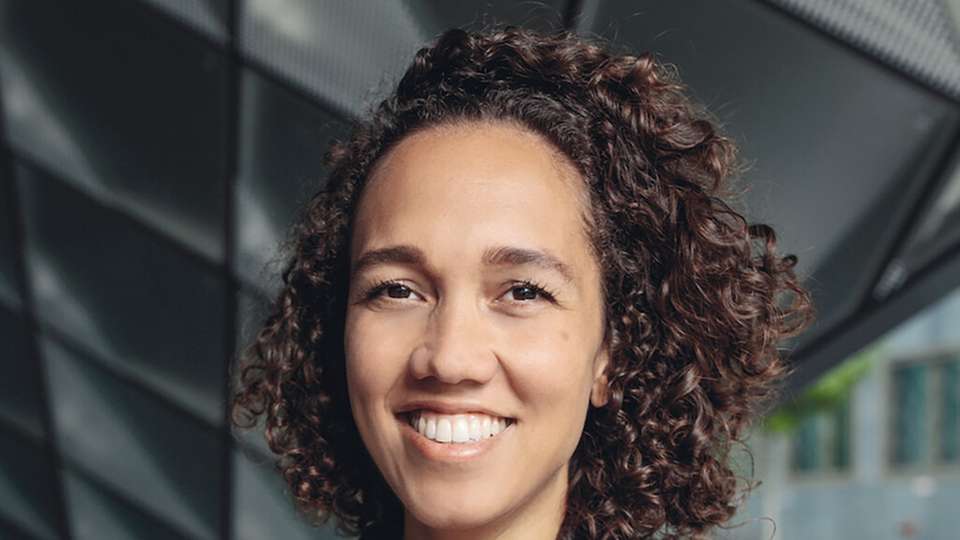 ChatGPT & Co. 
in der Industrie Merantix Momentum ist bereits das zweite Unternehmen, das Nicole Büttner, Founder & CEO, gegründet hat. Das erste wurde 2015 auch im Bereich ML/AI in der Schweiz gegründet. Sowohl in ihrer Arbeit mit dem Nobelpreisträger Paul Milgrom (2013 bis 2016) als auch in ihren Tätigkeiten davor und danach hat Frau Büttner stets Rollen als Verbinderin von Technischer Welt in die Geschäftswelt eingenommen.