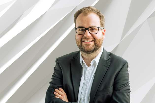 Tobias Schmidt, Service Portfolio Manager, ABB Motion Deutschland: „Seit Jahren erleben wir in der Antriebstechnik einen großen Trend: Antriebsstränge werden zunehmend mit smarter Sensorik digitalisiert. ABB ist seither mit dem ABB Ability Smart Sensor dabei. Die technologischen Stoßrichtungen mögen verschieden sein, es dominieren jedoch Cloud-Computing und algorithmische Datenverarbeitung. Endanwender und OEMs lernen über die Zeit, mit den Daten ihrer Maschinen umzugehen und sie für stetige Optimierungen zu nutzen. Künstliche Intelligenz wird dort enthalten sein, wo die größten ökonomischen Potenziale lauern – etwa bei Elektromotoren aufgrund des Energieeinsparungspotenzials. Eines jedoch dürfte klar sein: KI wird Sensorik einspannen, nicht alleinig darin sein. Das Internet steckt schließlich auch nicht im Computer.“