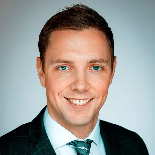 Christian Hamers, Business Development Manager, Exner Process Equipment: „Teilweise verfügen Sensoren bereits heute über eine gewisse Intelligenz. Genutzt wird dabei die digitale Kommunikation zwischen Transmitter und/oder Prozessleitsystem um Sensor- und Zustandsdaten zu erhalten. Daraus lassen sich dann zum Beispiel anhand definierter Qualitätsparameter entsprechende Wartungs- und Kalibrierintervalle ableiten. Der Einsatz von KI bietet hier weitere Möglichkeiten hinsichtlich Effizienzsteigerung und Funktionserweiterungen. Auch ist im Hinblick auf die erfassten Messdaten heute nicht unbedingt eine mangelnde Datenlage das Problem, sondern deren Auswertung und Interpretation. Hier kann eine entsprechende KI-Lösung das eingesetzte Personal gewinnbringend bei einer verbesserten und beschleunigten Entscheidungsfindung unterstützen.“