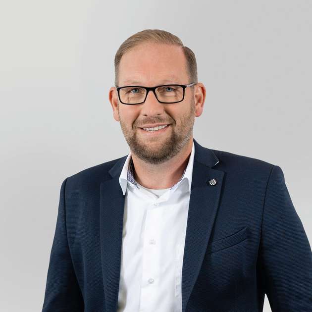 Thomas Engl, Business Unit Leiter bei Axians Deutschland: Die Sicherheit von OPC UA ist zweifellos von großer Bedeutung, da es den sicheren Datenaustausch zwischen verschiedenen Geräten und Systemen in der industriellen Automatisierungstechnik ermöglicht. Allerdings sind die präzise Implementierung und Einhaltung des Standards entscheidend. Ein Standard allein bietet keinen Schutz, wenn er nicht korrekt angewendet wird. Unternehmen müssen den Standard nicht nur akzeptieren, sondern auch internalisieren und sicherstellen, dass er in ihren Systemen richtig umgesetzt ist. Regelmäßige Sicherheitsüberprüfungen und Updates sind unerlässlich, um sicherzustellen, dass keine Sicherheitslücken ausgenutzt werden können. Es ist wichtig zu betonen, dass kein System unangreifbar ist, aber durch die korrekte Anwendung und Pflege von Standards wie OPC UA kann das Risiko minimiert werden Unsere Beratung für eine sichere und nachhaltige Implementierung umfasst die richtige Konfiguration, regelmäßige Updates, starke Authentifizierung, Verschlüsselung, Netzwerksegmentierung, regelmäßige Sicherheitsüberprüfungen und Schulungen für die Mitarbeitenden. 