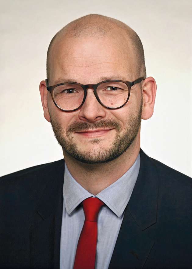 Konstantin Selnack, Product Manager Industrial Connectivity Products, Siemens: Auch wenn OPC UA stark Security-gerichtet ist, ist die Auswahl der Komponenten sowie deren Konfiguration zentral für die erreichbare Qualität. Wenn beispielsweise komponentenseitig lediglich veraltete Krypto-Algorithmen zur Verfügung stehen oder die Authentifizierung nicht zertifikatsbasiert konfiguriert wird, dann ergeben sich daraus potenzielle Schwachstellen. Über die initiale Auslegung eines Systems hinaus, reicht das Problem auch in den Betrieb eines Systems. Werden Zertifikate nicht regelmäßig erneuert oder ist Revokation nicht gebräuchlich, führt das zu Sicherheitsrisiken. Zu letzterem bietet OPC UA mit den Global Discovery Services eine Möglichkeit des zentralen Zertifikate-Managements, dessen Unterstützung wiederum von den gewählten Komponenten abhängt. OPC UA allein kann typische Security-Maßnahmen aber nicht ersetzen.