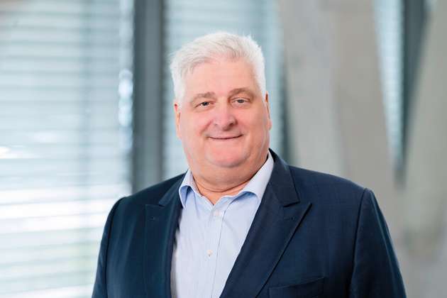 Peter Sieber, Vice President Strategic Marketing, Hima Group: Wenngleich OPC UA nach dem Urteil des BSI keine systematischen Security-Lücken aufweist, bedeutet dies nicht, dass alle OPC UA-Verbindungen automatisch als “secure” angesehen werden können. Vielmehr bedarf es für eine wirklich ‚secure‘ OPC UA basierte Lösung einer Risiko-Analyse und einer, auf die Beherrschung der identifizierten Risiken abzielenden Anwendung der individuellen Features. OPC UA verstehen wir als einen “Werkzeugkasten”, mit dessen Hilfe wir produktübergreifende, ‚secure‘ Kommunikationslösungen aufsetzen können. Dabei gilt als Prämisse eine stringente Fokussierung auf die Beherrschung der identifizierten Risiken. Dies ist notwendig, da jedes Security Feature immer auch eine Ursache für einen potenziellen Funktionsverlust darstellt. 