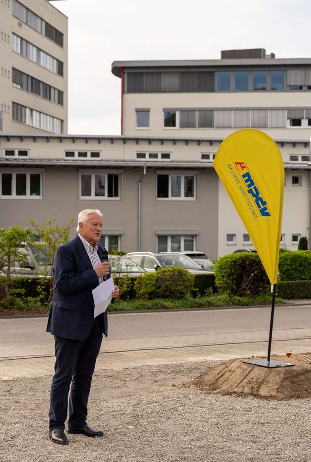 Prof. Dr.-Ing. Jürgen Kletti während seiner Ansprache zum ersten Spatenstich für den Neubau.