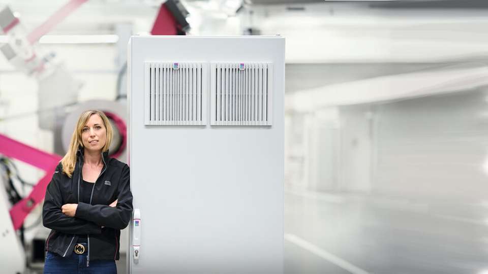Mehr Leistung, neuer Look: Claudia Christine Ronzheimer, Produktmanagerin Cooling Technologies bei Rittal, mit den neuen Filterlüftern in komplett neuem Design.