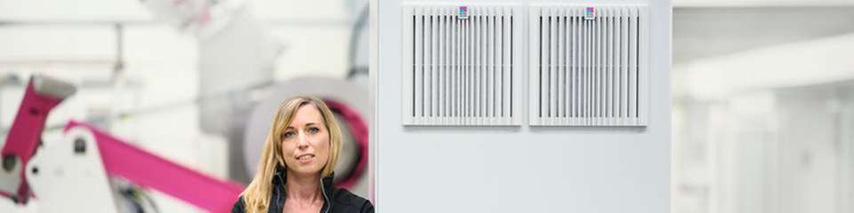Mehr Leistung, neuer Look: Claudia Christine Ronzheimer, Produktmanagerin Cooling Technologies bei Rittal, mit den neuen Filterlüftern in komplett neuem Design.