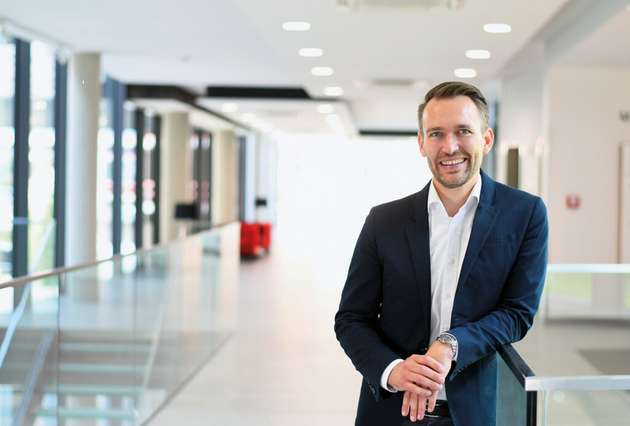 Jan-Philipp Liersch, Marketing Manager Mitsubishi Electric: „Unser Leitspruch ‚Global Partner, Local Friend‘ unterstreicht, dass wir vom kleinen Maschinenbauer bis hin zum großen Fertigungsbetrieb – unabhängig von der Branche – die jeweils ideal geeignete Lösung anbieten können. Unsere globale Präsenz mit weltweitem Partnernetzwerk ermöglicht es uns, sowohl standardisierte als auch kundenspezifische Anpassungen jederzeit zu ermöglichen. Mit Iconics erweitern wir dabei nahtlos unsere Softwarekompetenz, um unseren Kunden umfassende End-to-End- Lösungen aus einer Hand anzubieten. Durch unseren Fokus auf Standards und Skalierbarkeit haben wir die Fähigkeit, sowohl Hardware als auch Software nahtlos zu integrieren, Daten gewinnbringend zu visualisieren, damit Kunden ihre Betriebsabläufe optimieren und ihre Wettbewerbsfähigkeit steigern können.“